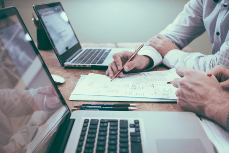 Équipe travaillant sur la structure de liens d’un site web